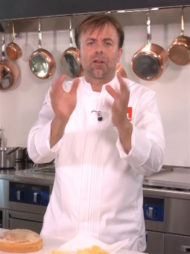 Un grande classico della pasticceria americana, ripensato in chiave più strutturata e ancora più golosa. Stratificazioni più definite, contrasti più netti, equilibrio tra dolcezza e acidità. Una torta semplice nell’anima, ma costruita con tecnica. 🎓 Scopri le lezioni complete su Club Academy Corsi professionali online di cucina, pasticceria e panificazione con tutor, esami e certificato. #ClubAcademy #pasticceria #pastrycourses #lucamontersinoacademy #applepie