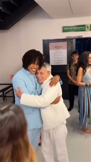 DJAVAN - O Musical: Vidas pra Contar on Instagram: "🌺 Que honra! Ontem tivemos a visita de ninguém menos que Caetano Veloso. Foi uma emoção indescritível tê-lo na plateia e, depois, conversando com o nosso elenco. Obrigado, Caetano! 💜 Não fique de fora! Mergulhe no oceano de Djavan em um musical inédito sobre a vida e obra desse grande mestre da MPB. Garanta já o seu ingresso. Links na Bio! 🌕 TEMPORADA RIO DE JANEIRO: ⏰ Quinta e Sexta às 20h / Sábados e Domingo às 16h 🎫 Garanta seu ingresso 