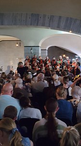 Die broers, Danny en Barry Müller en die Moot Kantate-Koor sing, Dis Kersfees tydens vanaand se Kerssang-geleentheid in die Senotaafsaal. | Voortrekkermonument