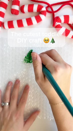 Hadley Designs on Instagram: "Save the bubble wrap from your 400 packages for some toddler DIY activity fun! 🥰🎄 • • #WinterCraftForKids #SnowmanCraft #HandprintCraft #KidsHandprintArt #WinterKidsActivity #ToddlerWinterCraft #PreschoolWinterCraft #KidsCraftIdeas #ToddlerCrafts #DIYKidsCrafts #WinterArtProject #SnowmanArt #KeepsakeCraft #HandprintKeepsake #HolidayCraftForKids #WinterLearningFun #CreativeKidsActivities #CraftingWithKids #ScreenFreeKids #MontessoriAtHome #EarlyLearningFun #Prescho