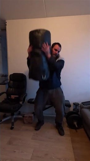 Doing a training with a bag Part 11 Lifting the bag in a different manner