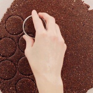 NEW! AMAZING RAW Oreo Cookies! 🤩✌🏼 Naturally sweetened, grain-free, and just 7 ingredients required! http://mnbkr.com/2nkE31a // Learn how to make recipe videos like this at FoodVideoSchool.com 🎥 #foodvideoschool #plantbased #raw #valentines | Minimalist Baker