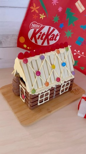 Alicia’s Kitchen on Instagram: "A KIT KAT Christmas Cabin!! This little cabin is one of the cutest things I’ve ever made. Start a new tradition with your family this Christmas and grab one at Coles or online #kitkat #christmas #nobake #kitkatcabin @kitkatanz #ad"