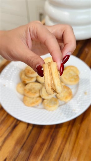 Store bought snacks are garbage! And your kids deserve the best… …so here are 3 easy, 3 ingredient recipes that you can make them at home instead 🥳 1. Goldfish crackers 2. Ritz crackers 3. Cheez its Follow @minoomakesstuff and comment ‘snacks’ and I’ll send all 3 recipes your way ❤️ - - - - #homemadesnacks #snackrecipes #easysnacks #easyrecipe #momrecipes | Minoomakesstuff