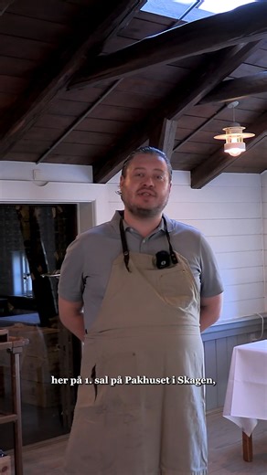 Restaurant HÅKON er lukket for vinteren, og normalt er det her Sylvester fortæller historier om mad og vin. Men i år bruger han pausen på at fortælle nye historier 💬💫 For selvom mange byer kæmper med tomme butikker, så har vi i Skagen stadig et levende handelsliv – og det vil vi gerne bevare. Derfor har Sylvester teamet op med lokale butikker og restauranter og lavet en julekalender, der hylder det lokale. Hver dag i december besøger han et nyt sted, møder menneskene bag – og de viser, hvad ma