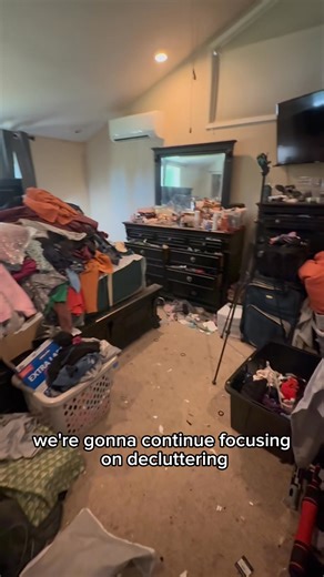 Chronic Clutter Part 2: For a step-by-step guide to declutter and organize your entire home check out my Declutter Kit! Link in bio or KayleenKelly.com ✨#Organizing #organizingtips #declutter #decluttering #decluttertips #declutterwithme #professionalorganizer #decluttercore #decluttercoremethod #howtodeclutter #howtoorganize #cleaning #olympia #seattle #tacoma #olympiaorganizer #seattleorganizer | Kayleen Kelly Home Organizing