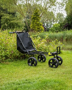 6.2K views · 50 reactions | JETZT auf Lager - Compact 4 Wheel Transporter朗 Seit der Marktveröffentlichung habt ihr alle danach gefragt, wann man endlich dieses Produkt in den Händen halten kann. Deshalb freuen wir uns darüber, dass wir verkünden können, dass es in unserem Warenlager eingetroffen ist und sich jetzt gerade bereits auf dem Weg in die Shops befindet! | Fish Matrix | Facebook