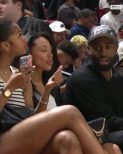 Jaylen Brown aurait dit que Bronny n'a pas le niveau d'un joueur professionnel, mais parce que c'est le fils de Bron, il jouerait aux Lakers et non en G League... Alors je suis pas devin, mais j'ai une télé, et si c'est ce qu'il a dit, il ne dit pas des conneries... La fameuse séquence qui fait tant parler 👇 Jaylen Brown: "Je ne pense pas que Bronny [James] soit un pro." Kysre Gondrezick: "Je pense qu'il sera sûrement dans l'équipe de G-League." JB: "Je ne pense pas, je pense qu'à cause de son 