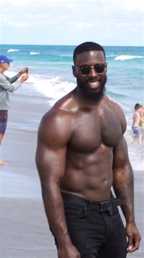 Aaron Sawyer Online Coach on Instagram: "I feel like summer… You can feel it in the streets, on a day like this, the heat… I feel like summer 😎💪🏾 All the beaches love me 😏 #reels #explore #explorepage #viral #summer #beach"