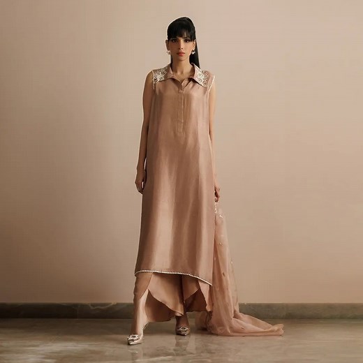 A raw silk tunic with cutwork collar paired with wrap around pants. It is paired with an embroidered dupatta. 👗: Deepak Perwani Shop Online: https://www.fplounge.com/collection/deepak-perwani Or Call/WhatsApp at 92 331 8918888 #fplounge #fpl #fplonline #fplfamily #pretcollection #luxurywear #formalwear #luxury #saree #peacockgreen #scallops #pallu #heavyformal #shadiseason #wedding #weddingseason #bridal #chiffonsaree #luxurypret #WeddingUnstitched #FormalWear #FestiveWear #PakistanStyleIcon #s