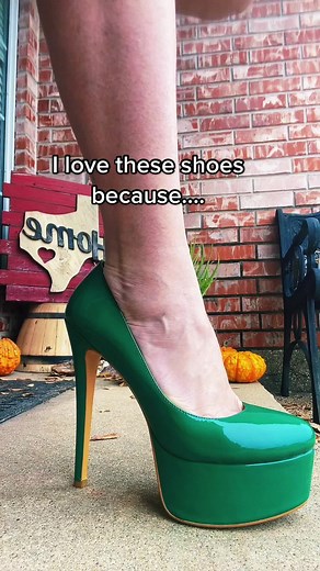 #stiletto #platformstilettos #highheels #stilettos #imsotall #christmasheels