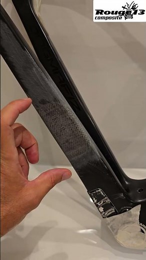 Réparation d'une base carbone fissurée Sauvetage d'un cadre vélo carbone