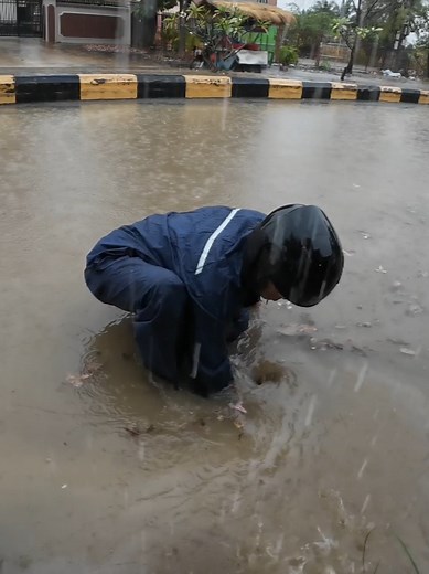 Remove trash clog drain culvert rain during heavy rainstorm #uncloggingdrains #cleaning #remove #culvert #foryoupage