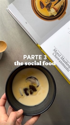 Vero Gómez on Instagram: "PARTE 3: THE SOCIAL FOOD @thesocialfood Un libro súper divertido, con mucha inspiración internacional y recetas y anécdotas de sus mil viajes y experiencias. Ademas tiene una fotografía brutal. Como todo lo que hacen, es precioso. - 3 huevos - 1 taza de dasdi vegetariano (o normal o incluso agua) (1 hoja de kombu + 1 puñado de shiitake + 1 puñado de champiñón u otra seta) - 1 cucharadita de soja - 1 cucharadita de sake - 1 pinch de sal - 1 cucharadita de azúcar - 4-5 se