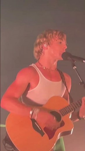 ross lynch singing “austin & ally” theme song on 10 year anniversary #rosslynch #thedriverera