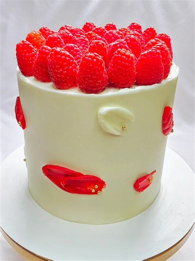 The cutest Raspberry Pistachio 5” cake 🥹💚❤️ Moist pistachio layers, sweet-tart raspberry filling, silky buttercream, and fresh raspberries on top. Small cake. BIG flavor. Perfect for date nights, birthdays, or just because✨ #cakedecorating #cake #minicakes #raspberry #cakesbyfp