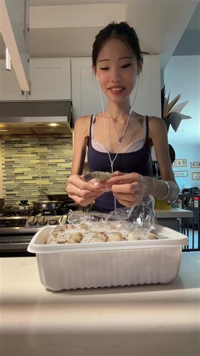 mama chung told me to peel the shrimp 😖 | Snapping Shrimp