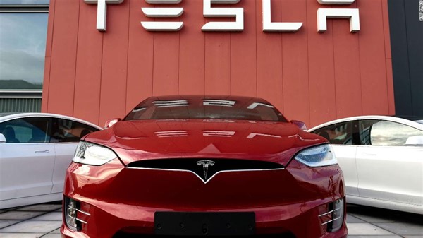 Tesla llama a revisión de software a 2,2 millones de autos - CNN Video