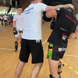 Wenn die Kampfsport-Legende Peter Aerts dein Kopf nach Tokyo mitnehmen möchte 😅 Und du was dagegen hast 😂😂 Clinch Training auf dem Senshi Summer Camp #legend #kampfsport #k1 #k1rules #summer #kickboxing #kicks4eva #motivation #martialarts #martialartslife #martialart #martialartist #fight #muaythai #muaythaifighter #peteraertsofficial #🥊 #🥊🥊 #champion | Jakob Styben