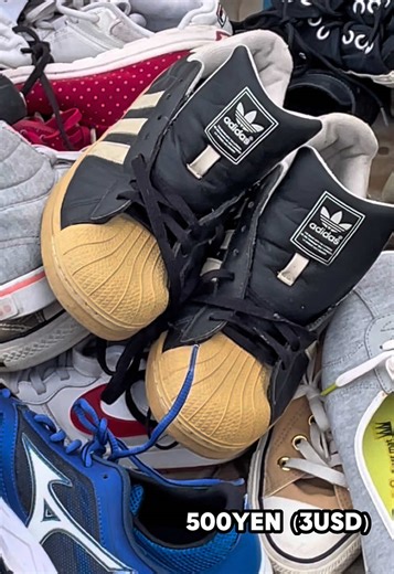 Worldwide Shipping🌍/Wholesaler📩フリマで破格、500円のスーパースター。黄ばみがとにかく強く、黒いレザーもくすんでいるため見栄えが決していいとは言えない。ヒアルロン酸入りのフォームを使い、革に栄養をいれながら表面の汚れ落としていく。経年劣化で脆いパーツは、馬毛で優しく擦る。艶っぽくなった黒いレザーはとても上品。 内側はインソールを剥がして、臭いの原因になる埃や砂を出す。そのあとにフォームを使ったクリーニングだ。さて問題の黄ばみ、まずUtility Brushの真鍮を使って黄ばみ除去の邪魔にならないように汚れを落とす。そしてYellow Removerで黄ばみと取り除いていく。 革にエゾシカ由来のクリームを馴染ませ磨き上げる。AIR Insoleに交換して気持ち良い履き心地を確保、カカトにはHEEL PLUS 3.0を圧着。まだまだ履けるしなやかな黒レザー。破格でスーパースターを手に入れた。 ーーーーーーーーーーーーーーーーー Worldwide Shipping🌍/Wholesaler📩 A bargain find at flea markets