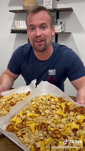 Easy and delicious fall Chex Mix recipe 🎃 #fallrecipes #easyrecipe #halloweensnack #chexmix #candycorn #snacks #snackmix #fall #gamedayfood #footballfood