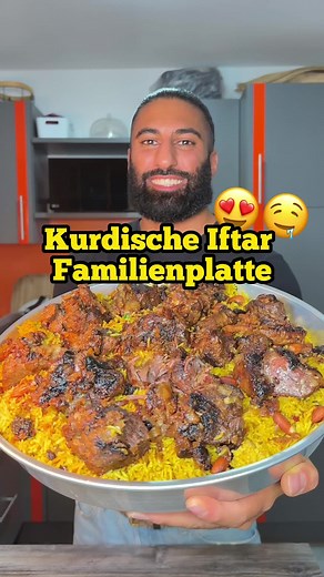 Kurdischer Iftar Biryani 🧆😍 🔸Zutaten 7 Personen 🥩 Fleisch: 1,5kg Rindfleischstücke 3 Zwiebel 1TL Salz & Pfeffer 40g Butter 3-4 Knoblauchzehen 🍚 Biryani Reis: 700g Basmati Reis (waschen) 3 Rote Zwiebel 30g Butter Handvoll gestiftete Mandeln 2TL Salz 1TL Zimt 2TL Pfeffer 1TL Kurkuma 1TL Koriander Saat Pulver 1/2TL Piment 1TL Kreuzkümmel 3 Knoblauchzehen 💥 Empfehlung on top: Rosinen Ganze Mandeln 🔸Zubereitung Fleisch: 🔸1,5kg Rindfleisch (ich hab Rindfleischstücke die normalerweise zum Hackf