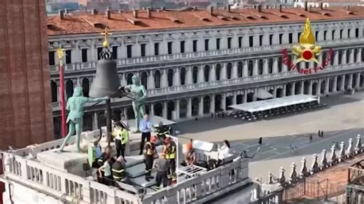 VIDEO Venezia, spettacolare esercitazione dei vigili del fuoco sulla Torre dell'Orologio - LaPresse