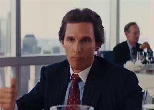 A única vez que DiCaprio foi superado em um filme Matthew McConaughey teve poucas cenas em O Lobo de Wall Street, mas sua energia era incrívelAquele tararear de batidas no peito não estava no roteiro. Era seu verdadeiro ritual de aquecimento