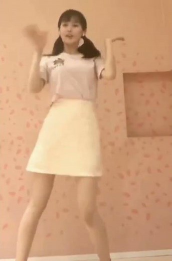 谷尻萌アナ✨かわいすぎるミニスカダンス