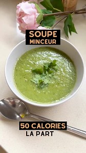 💚LA SOUPE MINCEUR QUI TE CALME LES FRINGALES AU DÎNER 🔥 (Et qui prend 20 minutes top chrono) Tu veux une entrée qui te cale sans exploser ton quota du soir ? Essaie cette green soup ultra light, méga savoureuse et parfaite pour tenir toute la soirée 🌿✨ ⸻ ✅ Ingrédients • 1 oignon • 2 gousses d’ail • 1 courgette • 1/2 fenouil • 1 poireau • 500 ml d’eau • 1 bouillon légumes • Sel 🧂 ⸻ 👩‍🍳 Recette (Monsieur Cuisine) 1️⃣ Mets tous les légumes coupés dans le bol l’ail l’oignon. 2️⃣ Mixe 10 sec — 