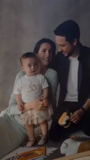 ‎عآشُقہ آلُہآشُميَ‎ on Instagram‎: "صورة بطاقة كارت المعايدة برأس السنة الخاصة بالامير الحسين و الأميرة رجوة و ابنتهم الأميرة إيمان 😍 "سلام عليكم وعلي أحبائكم نسال الله ان يكون العام الجديد انطلاقة جديدة للخير والبركة وان تعم علي سائر بلادنا الخيرات والمسرات" الصورة من حساب 👈 @ibrahem.alshehab #عاشقه_الهاشمي ‫#يوم_الوفاء_والبيعة‬ #نيالنا_فيك #ملوك_القلب #تواضع_الهاشميين #ملك_القلوب #صقر_العرب #حب_الأردن #الاردن #أردننا #وتستمر_المسيره #عرشك_بعيونا #الملك_عبدالله_الثاني #الملكه_رانيا_العبدالله