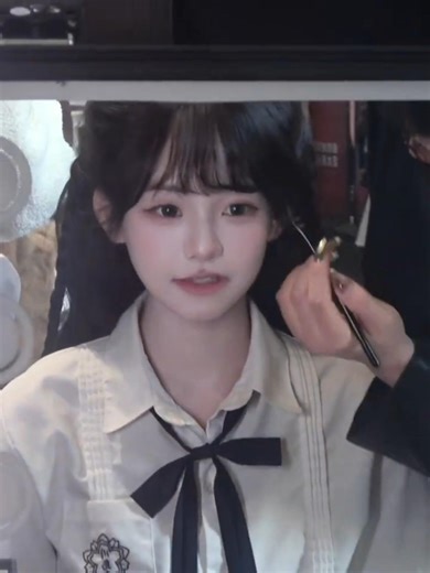 The "cute fist" technique has already spread from person to person