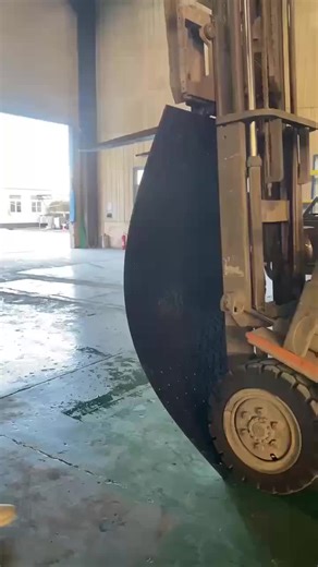 High-strength paving mats, with superior flexibility and impact resistance. Made of high-density composite material, they are resistant to breaking and sinking under the repeated passage of heavy vehicles and extreme loads, providing a durable and reliable solution for temporary roads and load-bearing platforms.