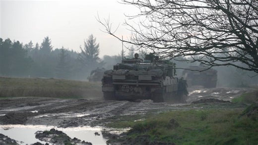 New video on YouTube - Leopard 2A7 tanks out at dusk | MilPics