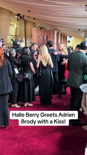 That’s one way to say hello 😂 #Oscars #HalleBerry #AdrienBrody
