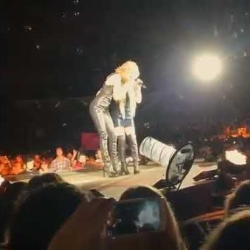 Avril Lavigne and Taylor Swift - Complicated @ The 1989 Tour, San Diego 2015 (Clip)