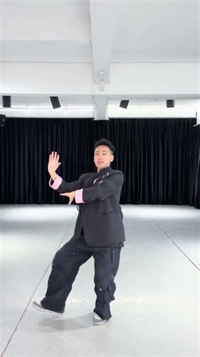 Xinjiang Dance Sensation: Jiang Ziyu's Viral Douyin Performance