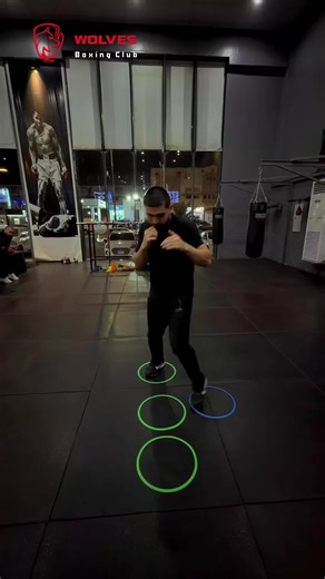 الفوتورك… أساس كل ملاكم ذكي! 🐺🥊 بدون حركة قدمين قوية… ما في سيطرة داخل الحلبة! الفوتورك هو السر في السرعة، التوازن، والهروب الذكي 💥 طوّر لعبك الآن مع نادي ذئاب الملاكمة wolves boxing وخلك دايم خطوة قدّام! #نادي_ذئاب_الملاكمة #wolves_boxing #فوتورك #ملاكمة #سرعة #توازن #احتراف #تدريب #boxingtraining #fitness #fight #champion #footwork