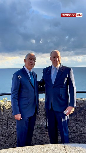🇲🇨🤝🇵🇹 Une visite officielle placée sous le signe de l’environnement Le Président portugais Marcelo Rebelo de Sousa a poursuivi sa visite officielle à Monaco, cet après-midi. Le Chef d’État s’est d’abord rendu aux Jardins Saint Martin en compagnie du Prince Albert II, de la Princesse Charlène, et de nombreuses personnalités de la Principauté, pour visiter une exposition photographique et dévoiler le buste de Dom Carlos, ancien roi du Portugal de 1889 à 1908. 🌊 Après un dépôt de gerbes au pi