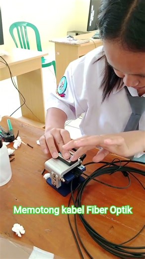 Memotong kabel Fiber Optik