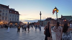 Abends Menschenbewegung auf dem historischen Stadtplatz: Stockvideos & Filmmaterial (100 % lizenzfrei) 3977010219 | Shutterstock