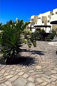 Start onsdag med sol, høj himmel og en kort gåtur ved ramblaen - foran de ikoniske og helt specielle lejligheder, i den oprindelige del af Club La Santa 🙂💚 | Club La Santa Danmark