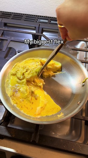 How to Cook Scrambled Eggs on Stainless Steel Pan