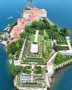 🇮🇹 Isola Bella: barocke Pracht am Lago Maggiore! 🥰 Diese ikonische Inselperle liegt vor der Küste von Stresa und zählt zweifellos zu den klassischen Must-sees Italiens. Einst eine felsige Insel, wurde sie im 17. Jahrhundert von der Adelsfamilie Borromeo in ein prachtvolles barockes Paradies verwandelt. Zu besichtigen sind der beeindruckende Palazzo Borromeo mit historischen Sälen und Kunstsammlungen sowie die spektakulären italienischen Terrassengärten mit Statuen, Brunnen und Pfauen. 🚤 Per