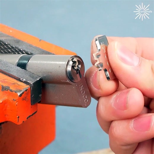 Let's extract a broken key safely together!