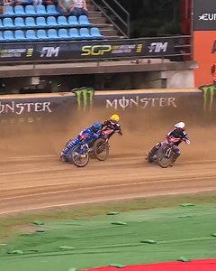 Not an ideal start for Fredrik Lindgren 😓 He suffered a crash in Heat 7, leaving him on one point. He's a fighter though, and finished the night on the podium 💪 #SGP #LatvianSGP | FIM Speedway Grand Prix