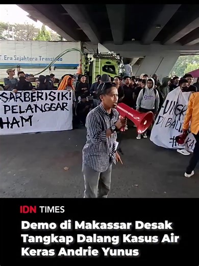 DEMO DI MAKASSAR DESAK TANGKAP DALANG KASUS AIR KERAS ANDRIE YUNUS Ratusan orang dari Aliansi Makassar Berisik menggelar aksi solidaritas terhadap aktivis Andrie Yunus di bawah jembatan Flyover Jl A.Pettarani Makassar, Sulawesi Selatan, Senin (6/4/2026) sore. Mereka menuntut agar kasus penyiraman air keras terhadap Wakil Koordinator KontraS, Andrie Yunus diusut secara tuntas, transparan, dan segera menangkap otak intelektualnya.