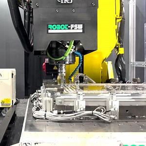 🚀 Entdecke die Vielseitigkeit des FANUC R-2000 Roboters. 🤩🦾 Bei dieser Anwendung wird ein rotierendes Werkzeug am Roboterkopf zur Erzeugung von Wärme eingesetzt, um Metallteile nahtlos miteinander zu verschmelzen. In Verbindung mit der unvergleichlichen Steifigkeit und Präzision des R-2000 sorgt diese innovative Technologie für einwandfreie Ergebnisse. Weitere Informationen über die R-2000-Serie findest Du hier: 👇 https://www.fanuc.eu/de/de/roboter/roboterfilter-seite/r-2000-serie #weareFANU