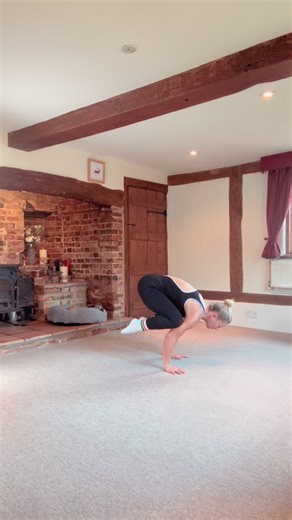 Kicked out of my hallway by the decorators 😂 Flowing fireside 🔥🔥 #buchyflow #armbalance #yogatransitions #yogainspiration #fireside #calisthenics #bodyweightworkout #catsuit | Emma Buchanan