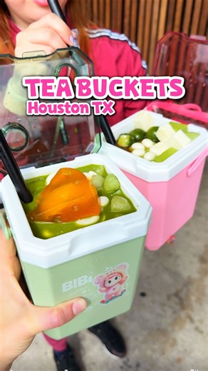 🧋TEA SERVED IN MINI COOLERS!🧋 @bepsaithanh has the cutest buckets for when you reallyyy need tea 😂! 🪣 It’s $20 for the bucket drink, but you can refill it for the price of a normal drink (about $5/$6). I will definitely be bringing this back for refills!! The cooler is 2x the size of their normal drinks. They told me the cooler keeps the drink cold for 6 hours! 🧊 They make their toppings (jellies etc) in-house and they’re so good! House-made toppings are always so much more flavorful & crea